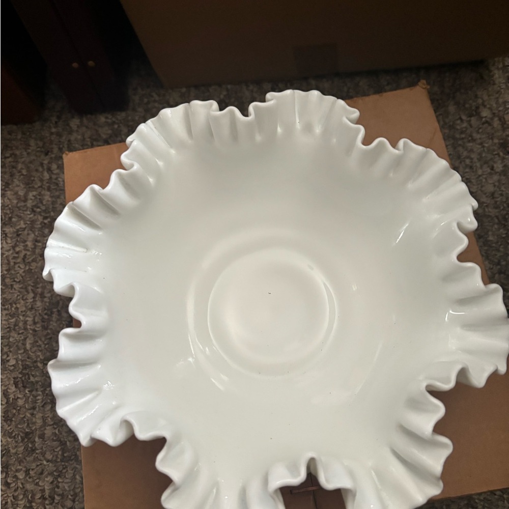 Elegant White Ruffled Edge Serving Bowl - Picture 7 of 7